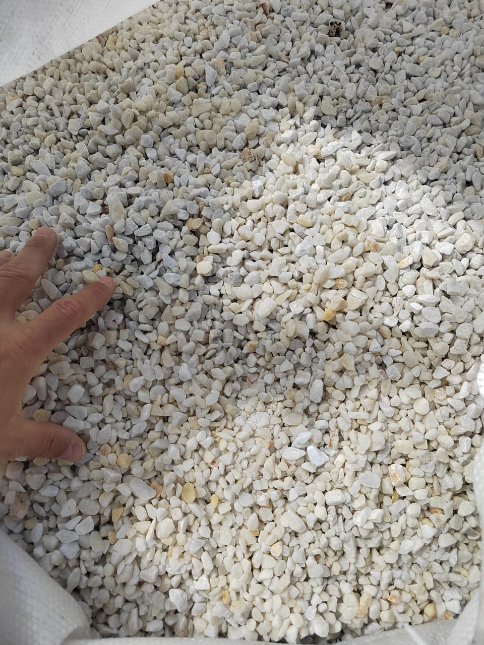  Мраморная крошка, щебень, цвет-белый, фр. 5-10 мм.  купить  в Липецке мрамор белый, айвори, молочный мраморная каменная крошка ландшафтная 9500 руб/т   фото 