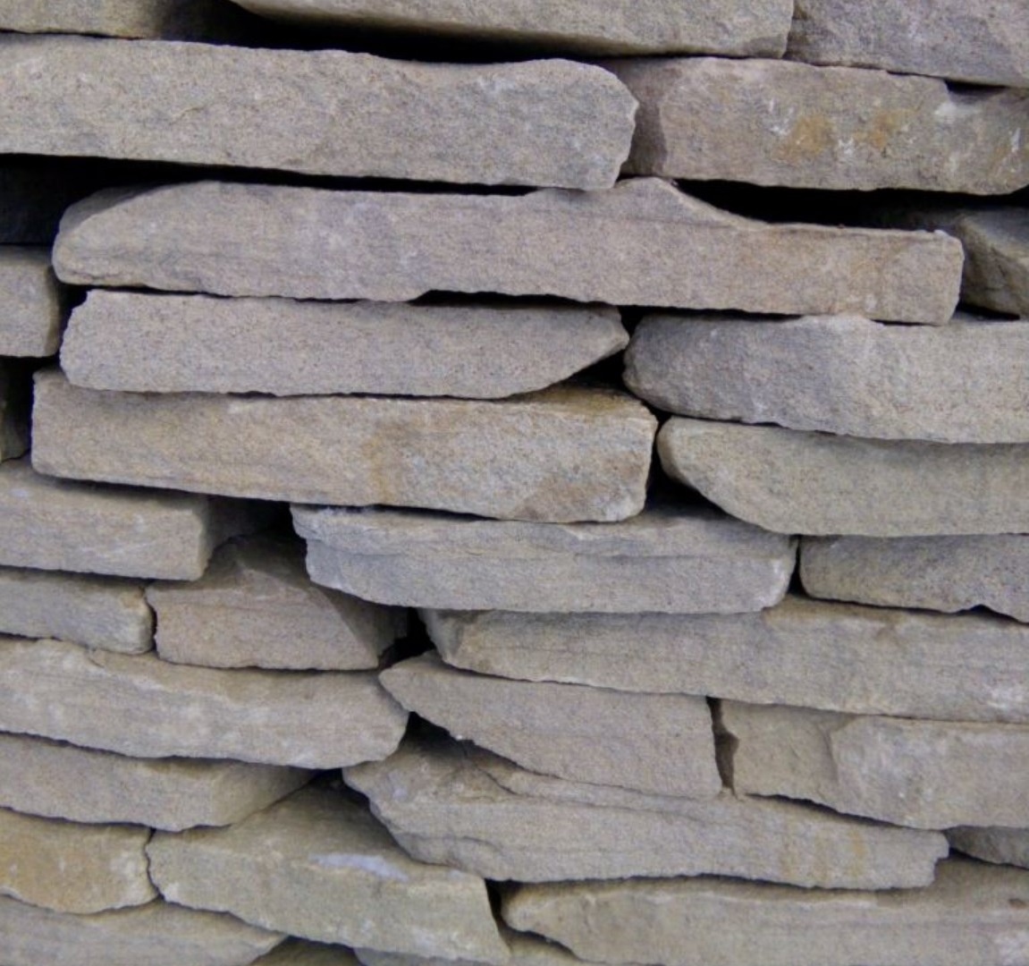 Песчаник пластушка светло-серый (2,0 см)  купить  в Липецке плитняк- ластушка светло-серый, серый рваный ландшафтный плитняк колотый 7 500 руб/м3   фото 