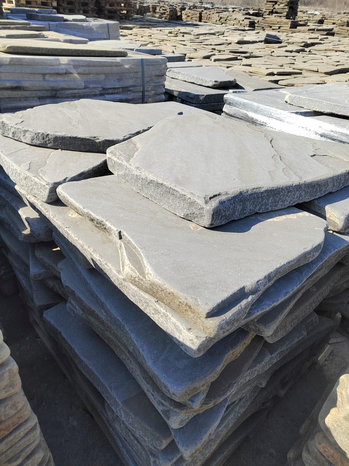 Песчаник пластушка галтованная светло-серая (3,0 см)  купить  в Липецке песчаник светло-серый, серый ландшафтный камень рваный колотый 12 000 руб/м3   фото 