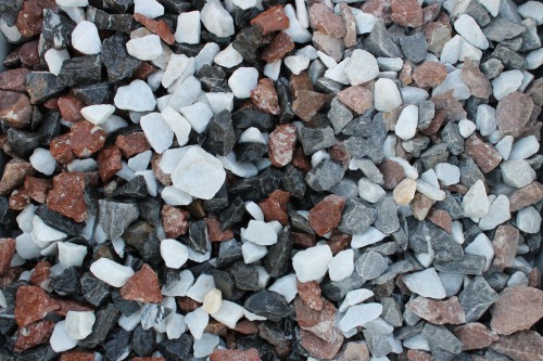  Мраморная крошка (щебень крошка микс : белый-черный-розовый) фр. 20-40 мм.  купить  в Липецке мрамор белый, черный, розовый декоративная ландшафтная крошка 9500 руб/т   фото 
