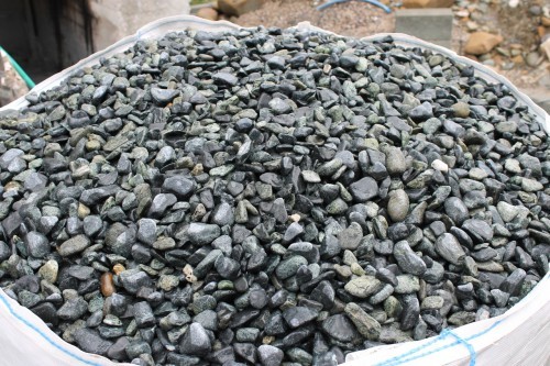  Зеленая галька (щебень галтованный зеленый змеевик) фр. 20-40 мм.  купить  в Липецке мрамор зеленый, салатовый оголтованный щебень мраморный 12 500 руб/т   фото 