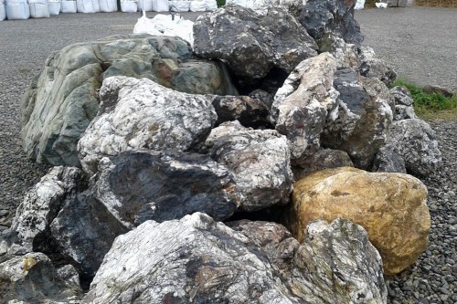  Черный гранит - кварцит фр. 100-500 мм.  купить в Липецке мрамор гранит черный с белыми прожилками, серый, белый валун скальный колотый 7000 руб/т   фото 