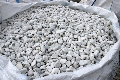  Галька белая мраморная (щебень галтованный белый), фр.20-40 мм.  купить  в Липецке мрамор белый бежевый молочный мраморный щебень декоративный 14500 руб/т   фото 