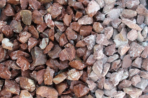  Мраморная крошка (щебень крошка розовый) фр. 20-40 мм.  купить  в Липецке мрамор розовый, красный мраморная крошка декоративная 7700 руб/т   фото 