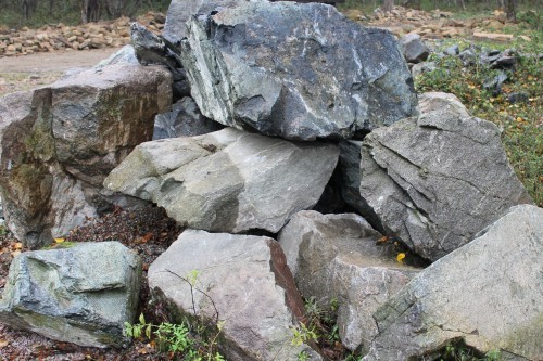  Змеевик скальник фр. 500-1500 мм.  купить в Липецке змеевик зеленый серый черный глыба скальная колотая 7500 руб/т   фото 