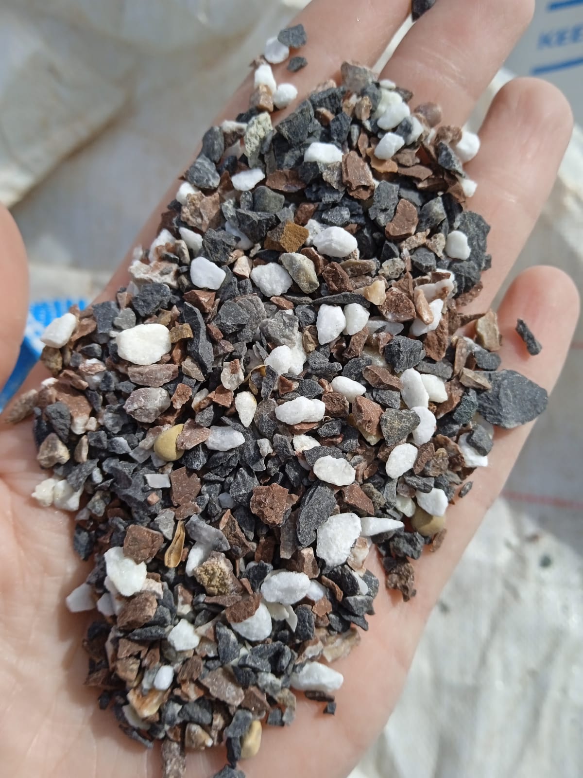  Мраморная крошка (щебень крошка микс: белый-зеленый-розовый) фр. 5-10 мм  купить  в Липецке мрамор белый, зеленый, розовый, разноцветный, молочный декоративная ландшафтная мраморная крошка 9500 руб/т   фото 