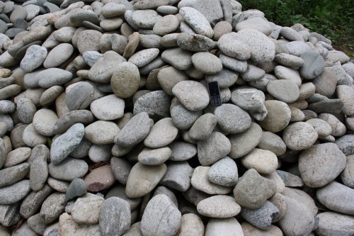 Kamenclub.ru: Галька речная плоская (бело-серая) фр. 100-200-300 мм. купить   в  Липецкегалька речная плоская серый, белый, бело-серый, серо-белый речная галька плоская  6000 руб/т   фото КАМЕНЬ КЛУБ