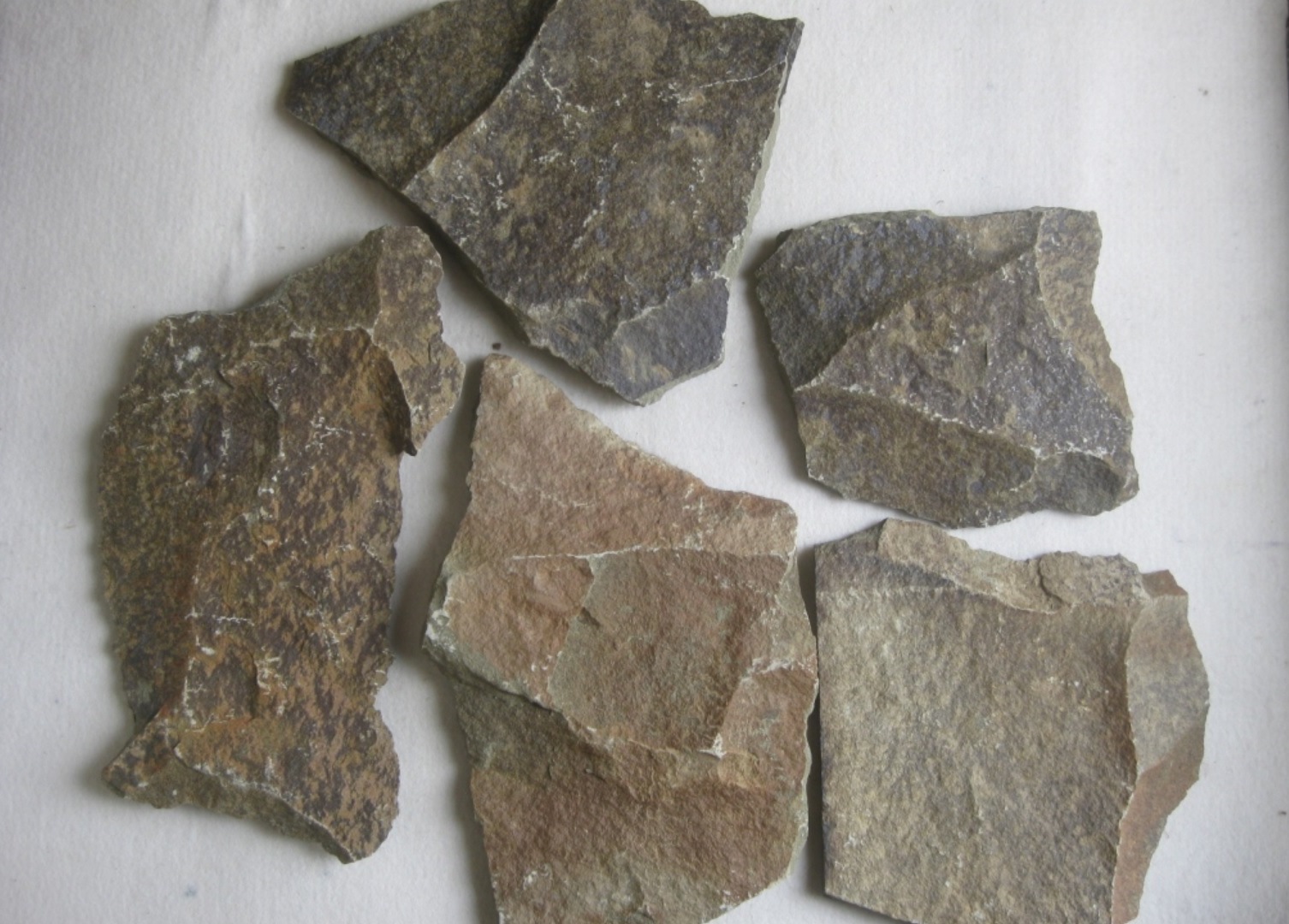 Песчаник пластушка "фонтанка" серо-зеленая (3,0-5,0 см)  купить  в Липецке песчаник серо-зеленая колотые плитки облицовочные пластушки 8 500 руб/м3   фото 