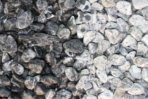  Черная галька (щебень галтованный черный мрамор) фр.20-40 мм.  купить  в Липецке мрамор черный с белыми прожилками мрамор окатанный округлый 13500 руб/т   фото 