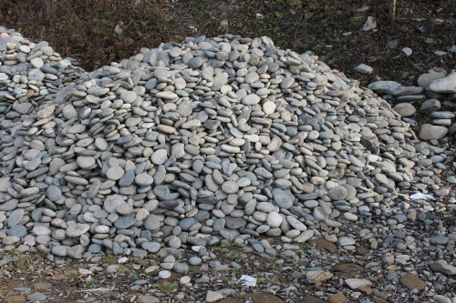 Kamenclub.ru: Галька речная плоская (ассорти) фр. 70-150 мм. купить   в  Липецкегалька галечник серый белый темно-серый синий светло-серый плоская природная галька  6200 руб/т   фото КАМЕНЬ КЛУБ