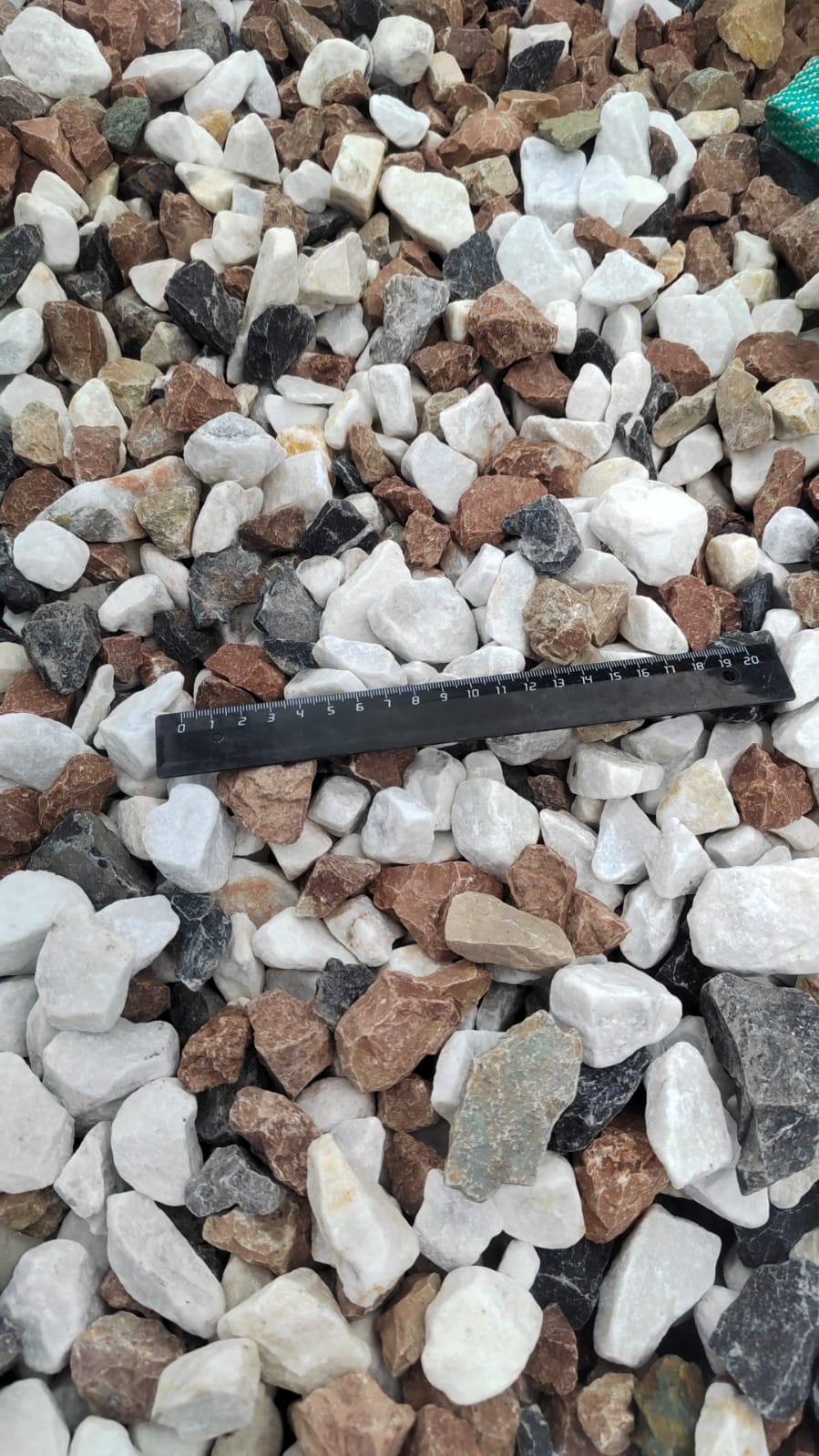  Мраморная крошка (щебень крошка микс : белый-черный-розовый) фр. 20-40 мм.  купить  в Липецке мрамор белый, черный, розовый декоративная ландшафтная крошка 9500 руб/т   фото 