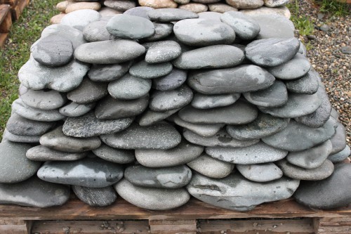 Kamenclub.ru: Галька речная плоская (темно-серая) фр. 100-200-300 мм. купить   в  Липецкегалька речная плоская темно-серый, серый, синий речной галечник плоский 6000 руб/т   фото КАМЕНЬ КЛУБ