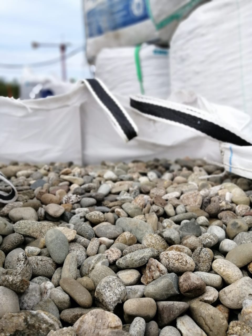  Галька речная окат (пестрая) фр. 20-40 мм. купить   в Липецке галька речная пестрая, серая, серые оттенки галька речная окатанная округлая 4000 руб/т   фото 