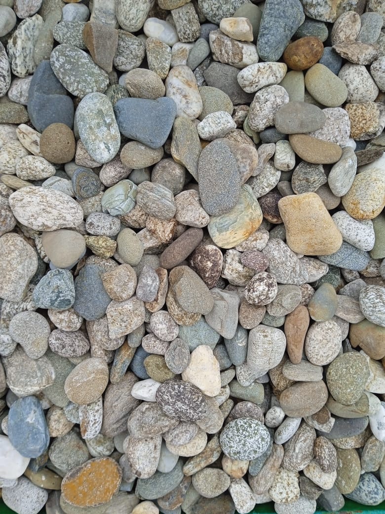  Галька горная речная окат (цветная) фр. 20-40 мм. купить   в Липецке галька речная серый синий бежевый белый окатанная речная галька ландшафтная 5000 руб/т   фото 