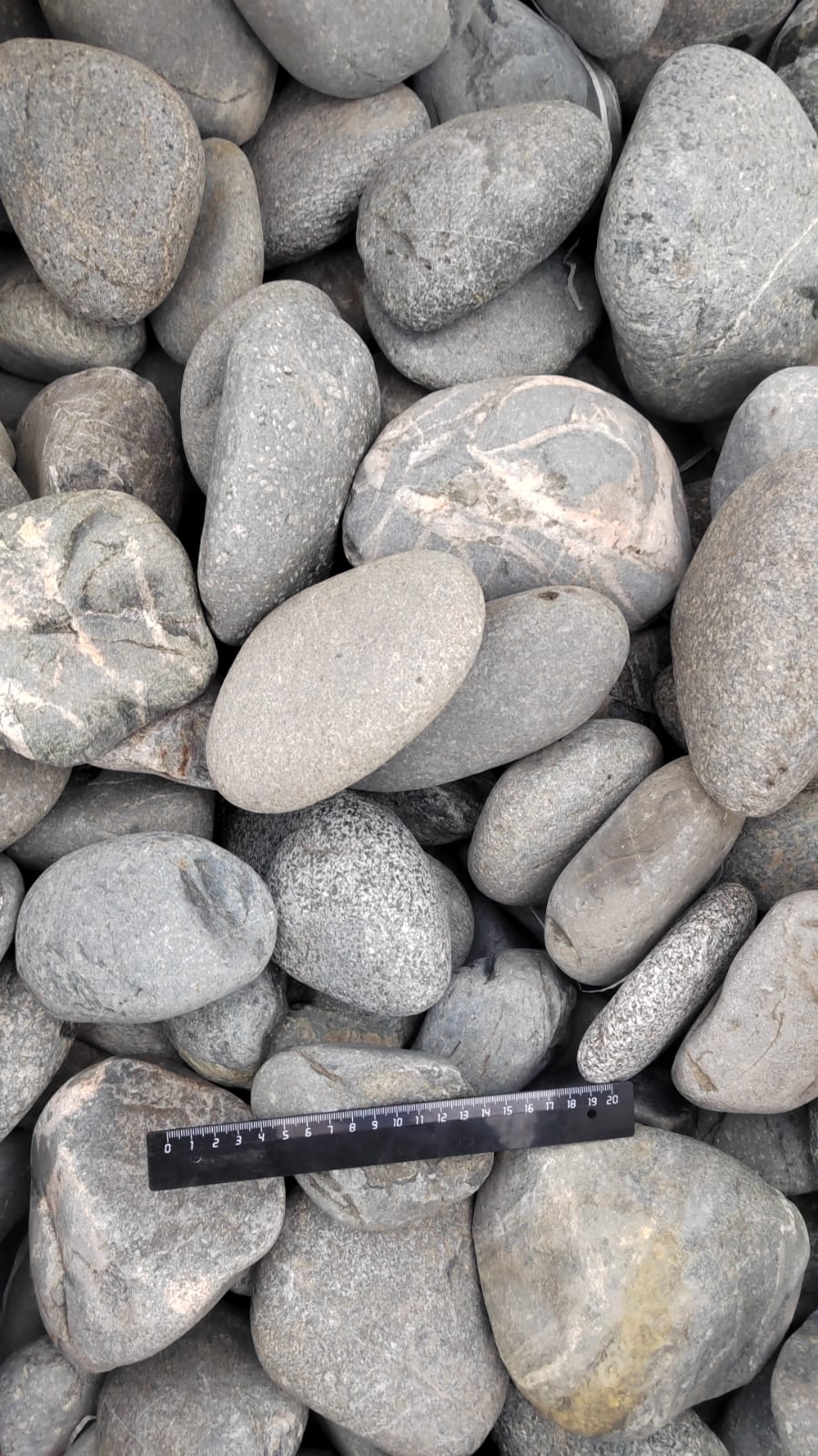 Галька речная окат (темно-серая) фр. 70-150 мм. купить   в Липецке галька речная темно-серая, синяя, серая речная галька округлая  5000 руб/т   фото 