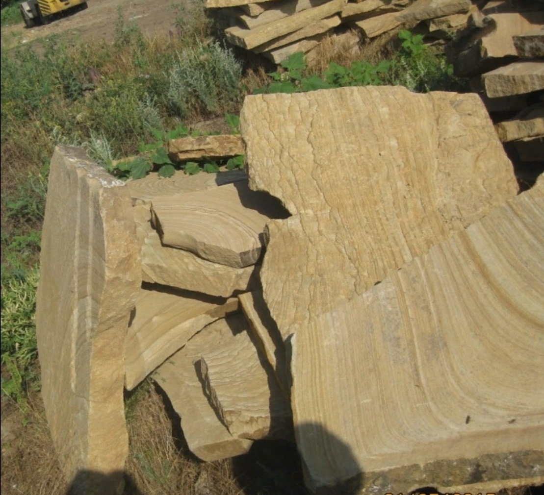 Форматный камень (плаха) пошаговая дорожка от 70-150 см (4 -12 см)  купить  в Липецке плитняк  форматный плаха желтый песчаник 9 000 руб/т   фото 