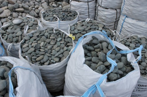  Темно-серый валунчик фр.100-300 мм.  купить в Липецке крупный природный камень серый, темно-серый, светло-серый речная галька большого размера окатанная 4500 руб/т   фото 