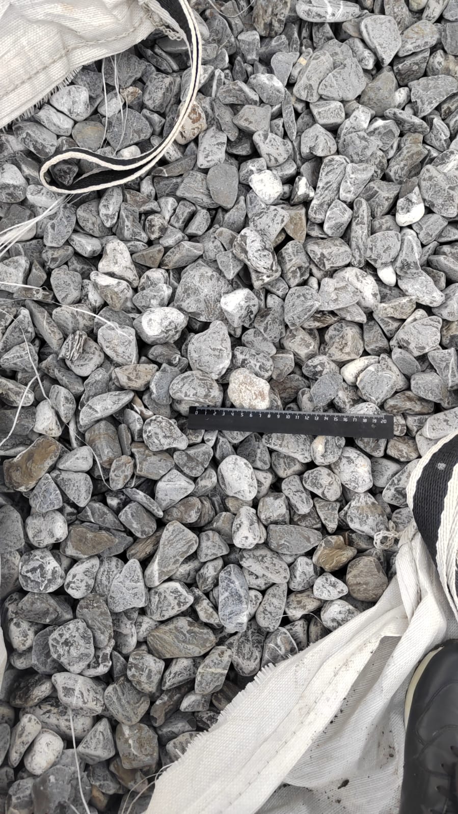  Черная галька (щебень галтованный черный мрамор) фр.40-70 мм.  купить  в Липецке мрамор черный с белыми прожилками, черный, белый щебень галтованный округлый 13500 руб/т   фото 