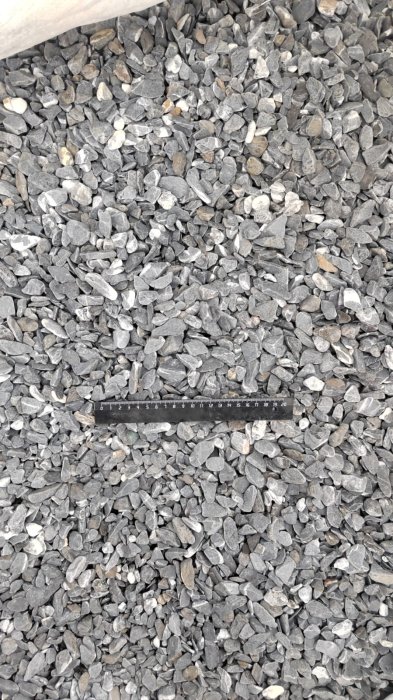 Черная галька с прожилками (галтованный черный мрамор) фр.10-20 мм.  купить  в Липецке мрамор черный с белыми прожилками, черный, белый окатанный округлый ландшафтный декоративный щебень 13500 руб/т   фото 