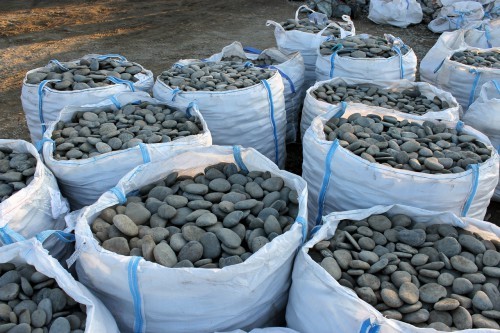 Kamenclub.ru: Галька речная плоская (темно-серая) фр. 100-200-300 мм. купить   в  Липецкегалька речная плоская темно-серый, серый, синий речной галечник плоский 6000 руб/т   фото КАМЕНЬ КЛУБ