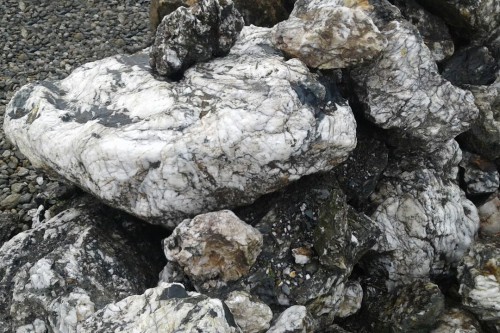  Черный гранит - кварцит фр. 100-500 мм.  купить в Липецке мрамор гранит черный с белыми прожилками, серый, белый валун скальный колотый 7000 руб/т   фото 