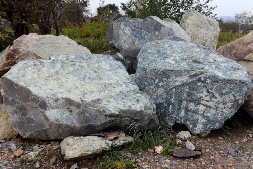 Змеевик скальник фр. 500-1500 мм.  купить в Липецке змеевик зеленый серый черный глыба скальная колотая 7500 руб/т   фото 