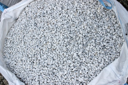  Белая мраморная галька (щебень галтованный белый) фр.10-20 мм.  купить  в Липецке мрамор белый, молочный, айвори окатанный округлый декоративный ландшафтный щебень 14500 руб/т   фото 