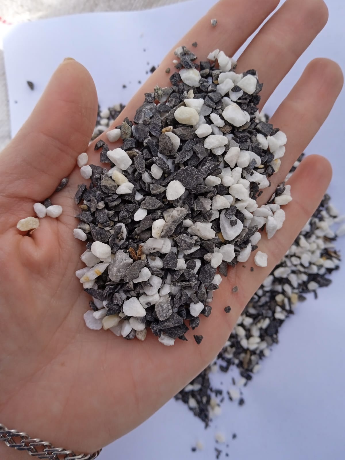  Мраморная галька (щебень галтованный микс:белый-черный-розовый-медовый) фр.5-10 мм.  купить  в Липецке мрамор белый, медовый, черный, розовый мраморный галтованный щебень декоративный ландшафтный 14500 руб/т   фото 