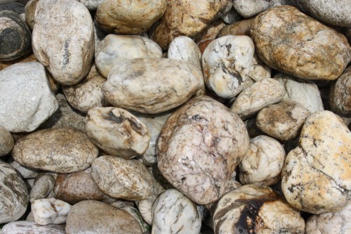  Кварцевый валунчик фр.100-300 мм.  купить в Липецке кварц белый, бежевый молочный рыжий крупный природный камень галечник 7850 руб/т   фото 