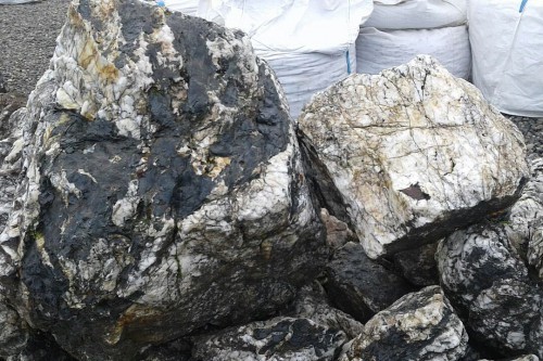  Черный гранит - кварцит фр. 100-500 мм.  купить в Липецке мрамор гранит черный с белыми прожилками, серый, белый валун скальный колотый 7000 руб/т   фото 