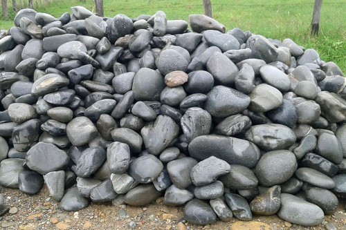  Темно-серый валунчик фр.100-300 мм.  купить в Липецке крупный природный камень серый, темно-серый, светло-серый речная галька большого размера окатанная 4500 руб/т   фото 