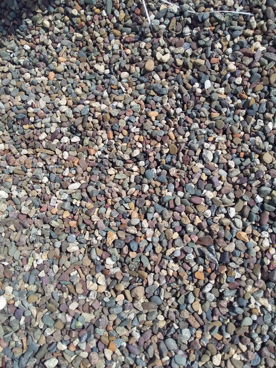  Галька речная окат цветная фр.5-10 мм. купить   в Липецке галька речная белый, серый, красноватый, синий, темно-серый речная окатанная галька декоративная 5000 руб/т   фото 