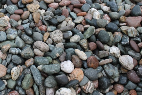  Галька окат (цветная картошка) фр. 50-100 мм. купить   в Липецке галька природная окатанная серый белый цветной синий темно-серый коричневый округлый галечник окатанный 4500 руб/т   фото 