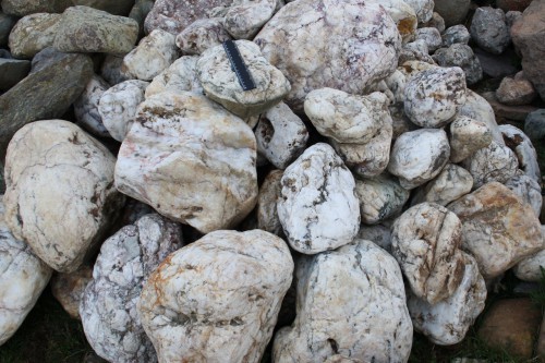  Кварцевый валунчик фр.100-300 мм.  купить в Липецке кварц белый, бежевый молочный рыжий крупный природный камень галечник 7850 руб/т   фото 