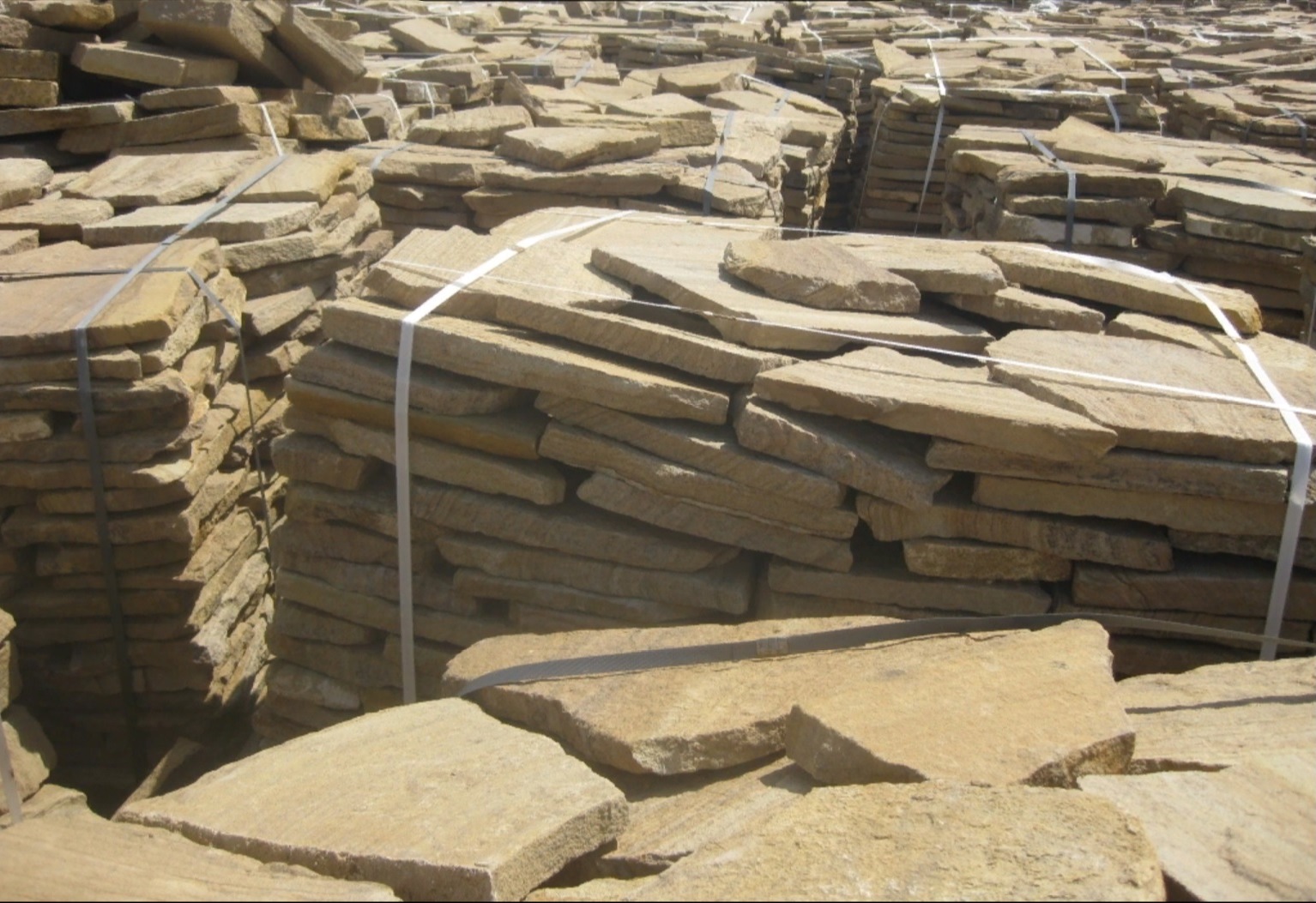 Песчаник пластушка желтый с рисунком (3 см)  купить  в Липецке песчаник желтый с рисунком, рыжий, желтый песчаник пластушка ландшафтная рваная 8 500 руб/м3   фото 