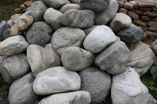  Речной валун Кабанчик фр.300-500 мм.  купить в Липецке крупный природный камень галька серый, темно-серый речной валун галечник масштабный 7000 руб/т   фото 
