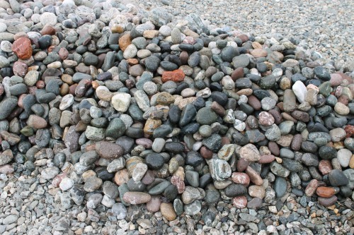  Галька окат (цветная картошка) фр. 50-100 мм. купить   в Липецке галька природная окатанная серый белый цветной синий темно-серый коричневый округлый галечник окатанный 4500 руб/т   фото 