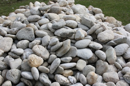  Бело-серый валунчик фр.100-300 мм.  купить в Липецке крупный камень для ландшафта серый, белый бело-серый валун крупная галька 4500 руб/т   фото 