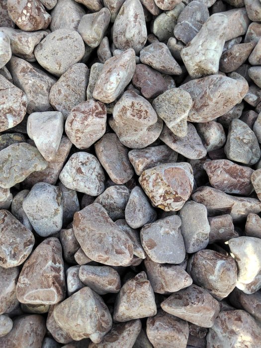 Розовая мраморная галька (щебень галтованный розовый) фр.10-20 мм.  купить  в Липецке мрамор розовый, красный ландшафтный декоративный окатанный округлый щебень 13500 руб/т   фото 