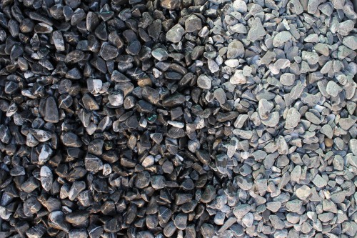  Черная галька с прожилками (галтованный черный мрамор) фр.10-20 мм.  купить  в Липецке мрамор черный с белыми прожилками, черный, белый окатанный округлый ландшафтный декоративный щебень 13500 руб/т   фото 