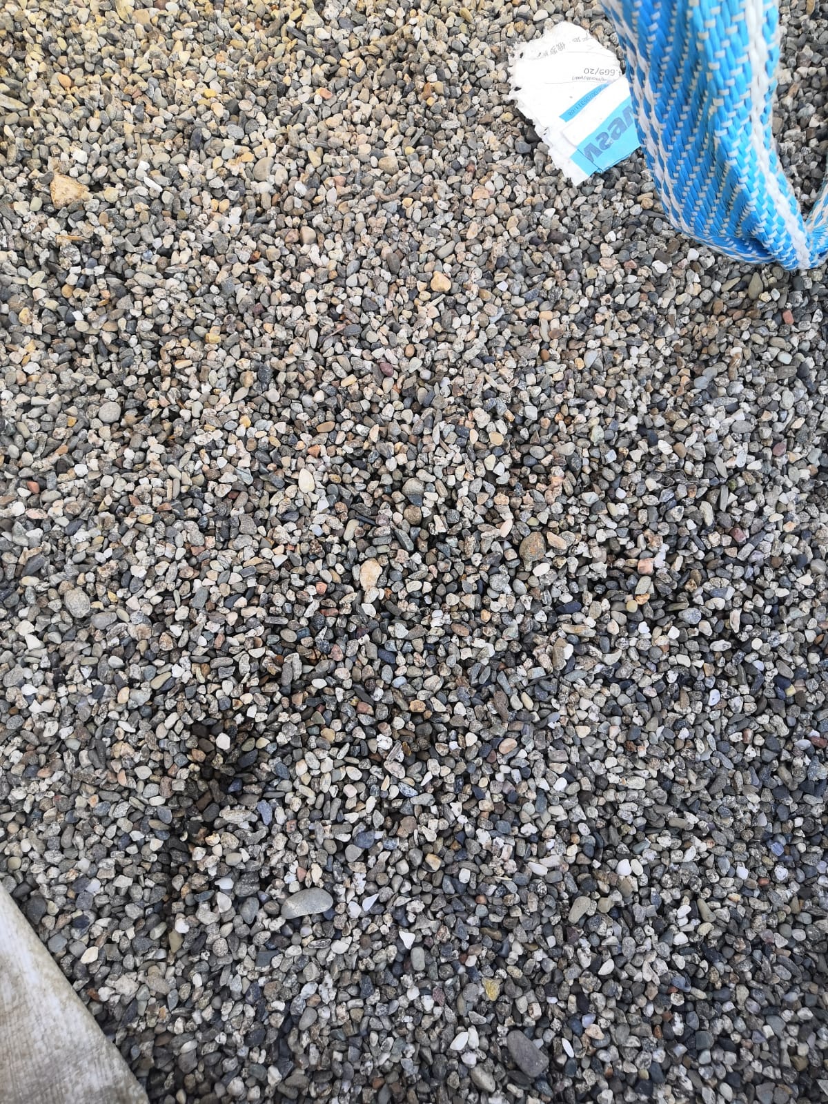  Галька речная окат (серая) фр.3-5 мм купить   в Липецке галька речная серая бежевый темно-серый окатанный речной камень округлый 8000 руб/т   фото 