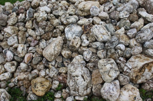  Кварцевый валунчик фр.100-300 мм.  купить в Липецке кварц белый, бежевый молочный рыжий крупный природный камень галечник 7850 руб/т   фото 