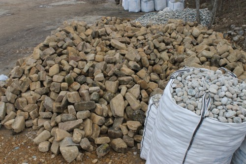 Песчаник для строительства и кладки блочный (фр 100-200 мм)  купить  в Липецке песчаник бежевый серый рыжий валун мелкий для строительства песчаник 6500 руб/т   фото 