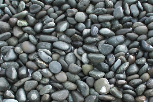  Галька речная окат (темно-серая) фр. 70-150 мм. купить   в Липецке галька речная темно-серая, синяя, серая речная галька округлая  5000 руб/т   фото 