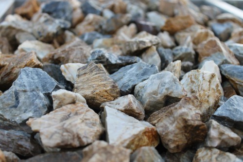  Мраморная крошка (щебень крошка медовый) фр. 20-40 мм.  купить  в Липецке мрамор бежевый рыжий желтый ландшафтная мраморная крошка 9900 руб/т   фото 