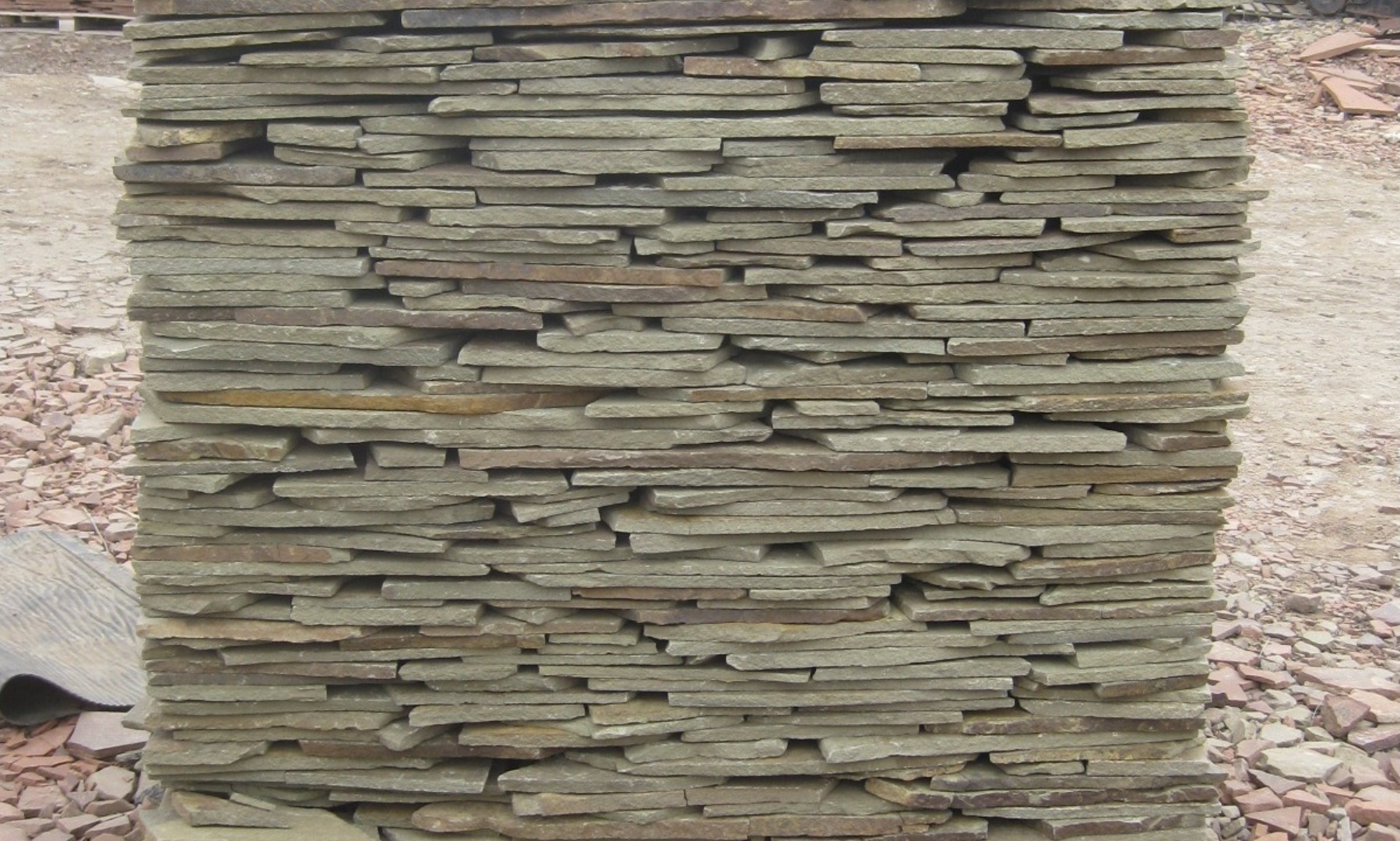 Песчаник пластушка серо-зеленый (1,5 см)  купить  в Липецке плитняк - пластушка серо-зеленый, серый, зеленый пластушка рваная ландшафтная колотая 7 500 руб/м3   фото 