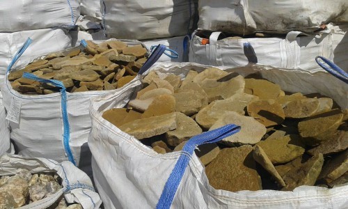 Песчаник колотый для облицовки (фр. 2-3 см)  купить  в Липецке песчаник бежевый серый рыжий песчаник строительный 5000 руб/т   фото 