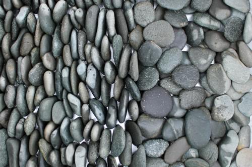 Kamenclub.ru: Галька речная плоская (темно-серая) фр. 70-150 мм. купить   в  Липецкегалечник природный темно-серый серый синий речная плоская природная окатанная  7000 руб/т   фото КАМЕНЬ КЛУБ