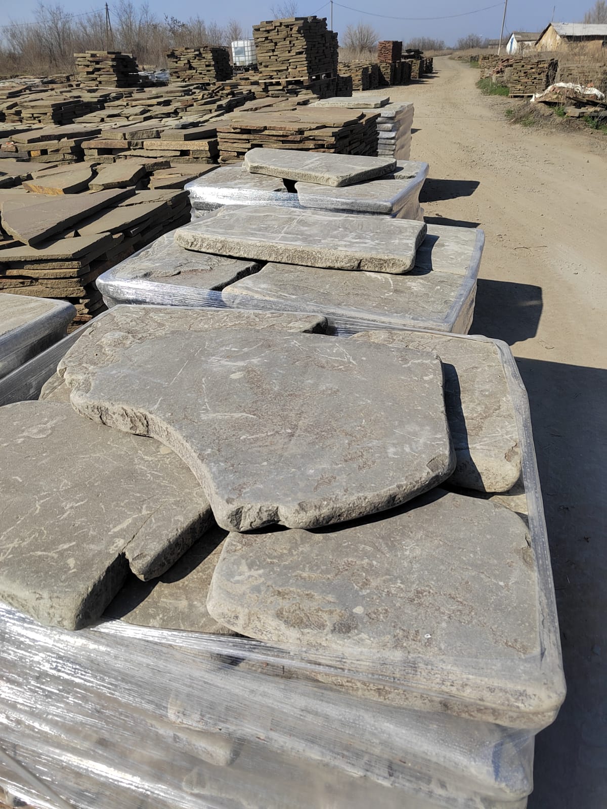 Песчаник пластушка галтованная светло-серая (3,0 см)  купить  в Липецке песчаник светло-серый, серый ландшафтный камень рваный колотый 12 000 руб/м3   фото 