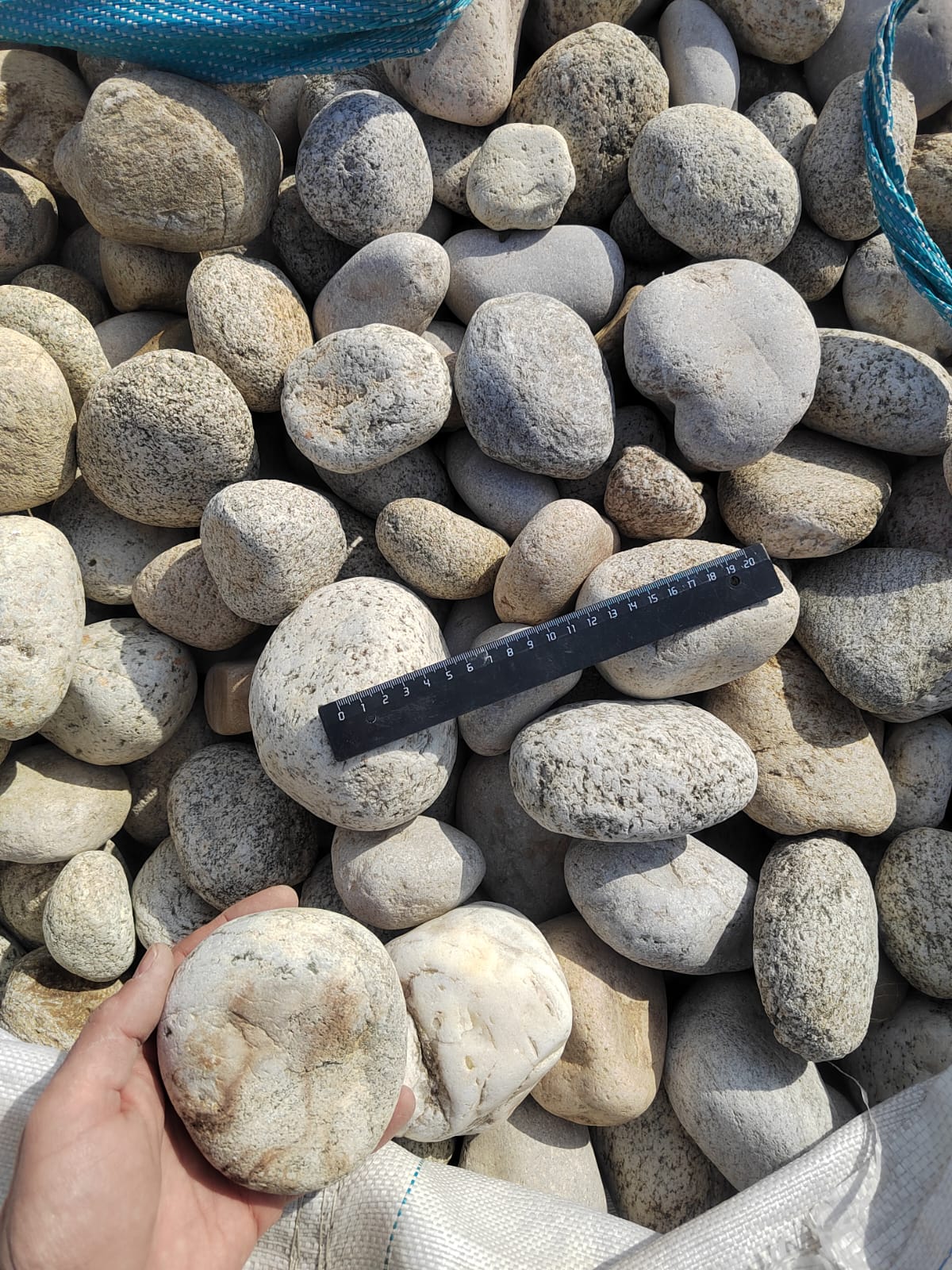  Галька речная окат (серо-белая) фр. 70-120 мм купить   в Липецке галька галечник бело-серая, серо-белая, серая, белая речная природная галька  5500 руб/т   фото 